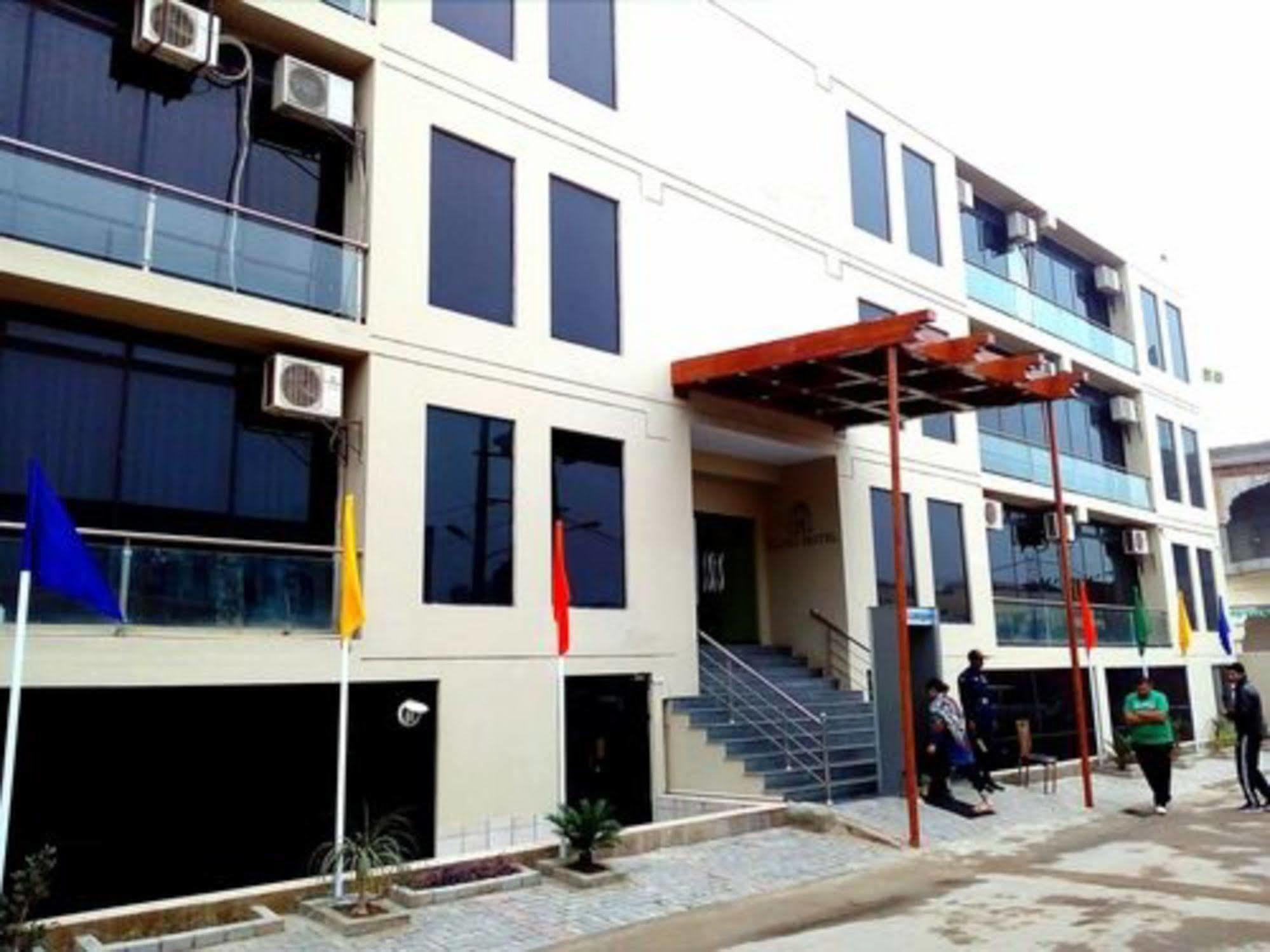 Bling Hotel International 木尔坦 外观 照片