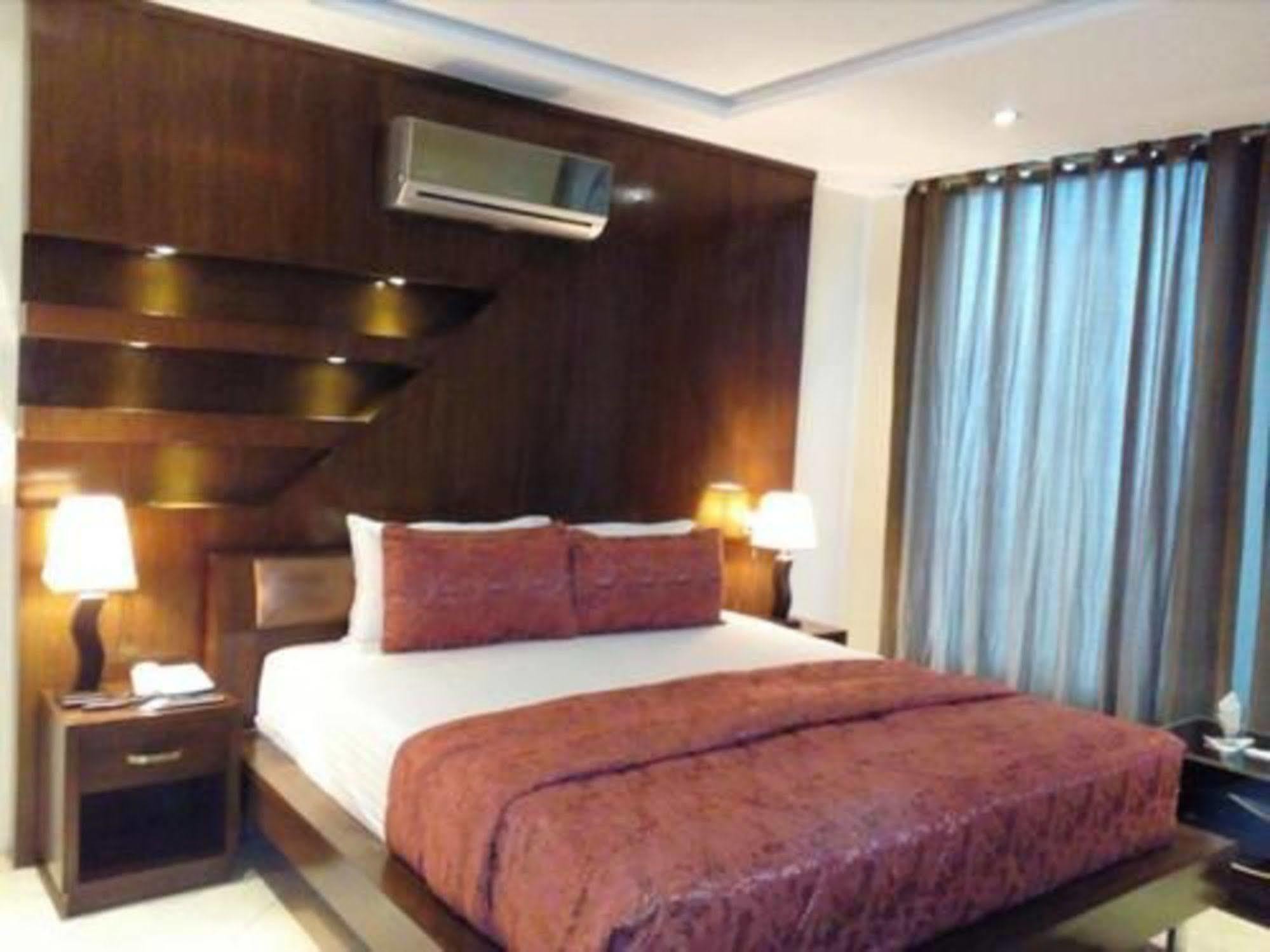 Bling Hotel International 木尔坦 外观 照片
